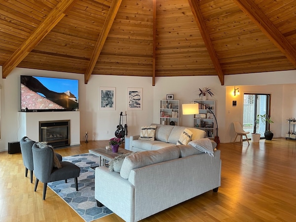 Unique And Stunning 3 Bedroom Home With Ocean View - Sechelt