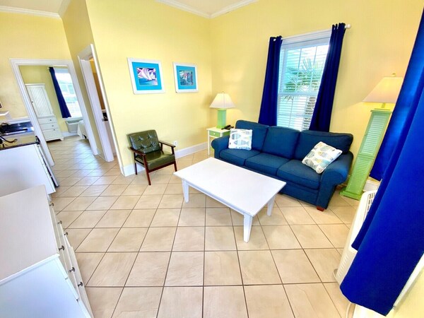 Spacious King Suite Room: 5 Min Walk To The Beach And Pool Access! - North Carolina
