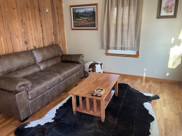 Cowboy Chic: 4-bedroom Home With Backyard Fire Pit - Laramie, WY