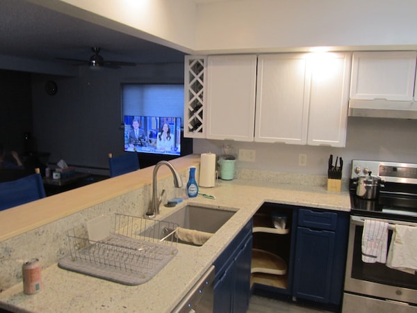 Great Location.  2 Bed- 1 Bath By Anschutz Medical Campus - Montbello - Denver