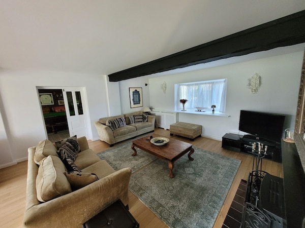 Remarkable 7 Bedroom Family House In Farnborough - Farnham