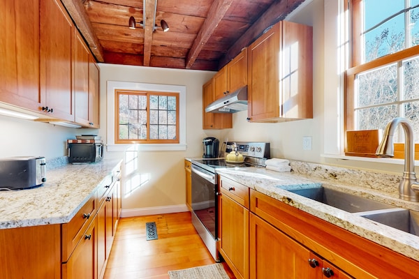 Cozy 1850s Home On The Riverfront With Mountain & River Views - Dog-friendly - Woodstock, VT