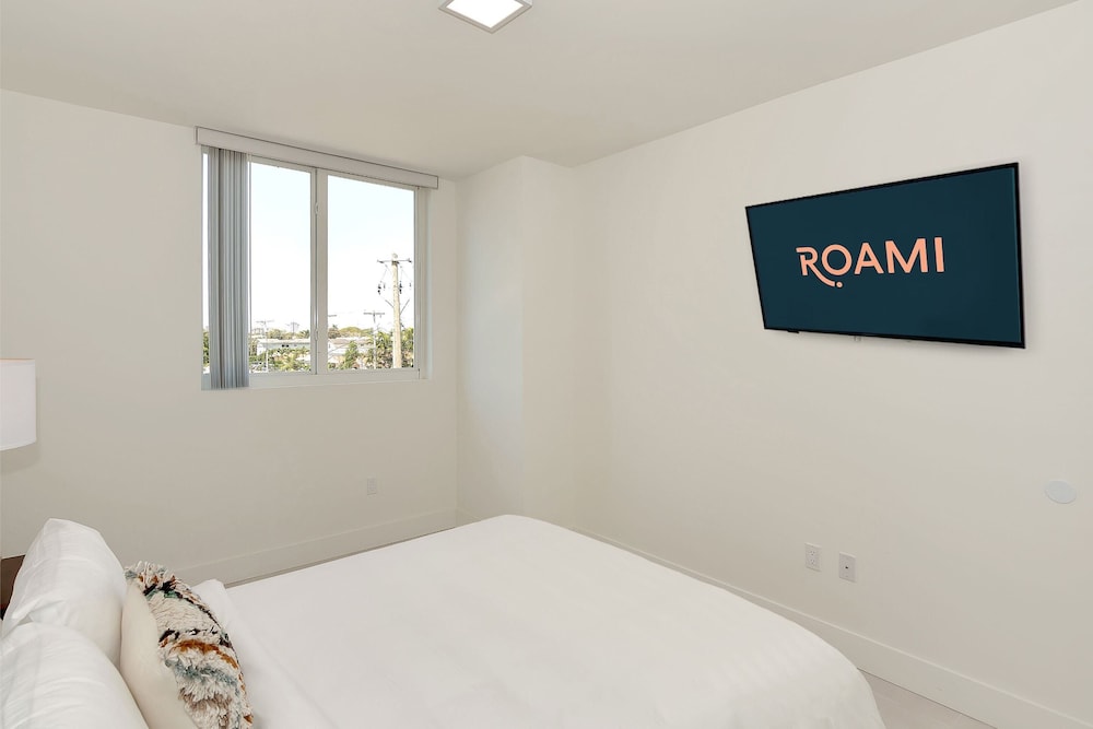 Roami At Grove 27 | 15 Min To Beach | 2 Bedroom - Westchester, FL