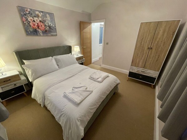 Charming 5* 2 Large Bedrooms, 2 Baths With Private Garden Apartment - Bromley