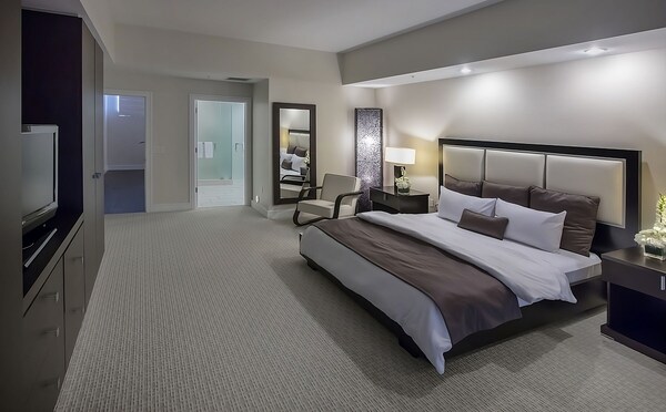 Your Dream Miami Retreat Awaits! 4 Gorgeous Rooms | Outdoor Pool + Spa - Doral, FL