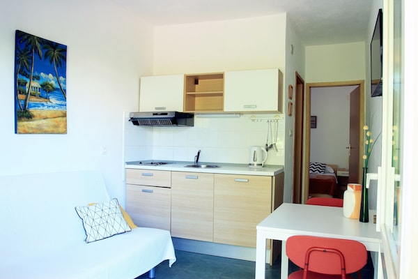 One Bedroom Apartment With Terrace Pirovac, šIbenik (A-20015-b) - Jezera