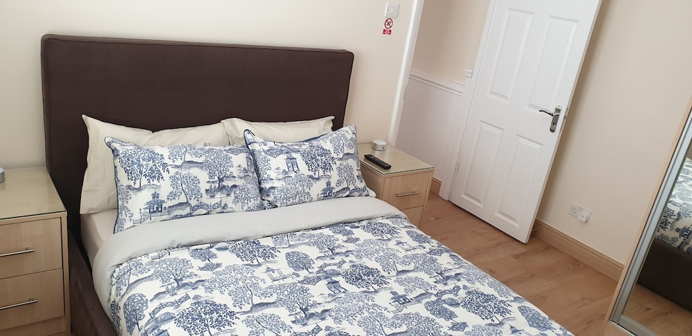 London Luxury 3 Bed Sleeps Up To 12 Guests, 1 Min To Redbridge Stn Free Parking - Chingford