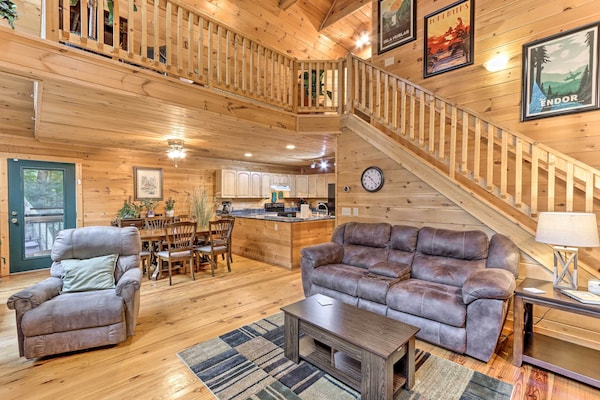 Ellijay Resort Cabin W/ Deck + Enclosed Porch! - Carters Lake, GA