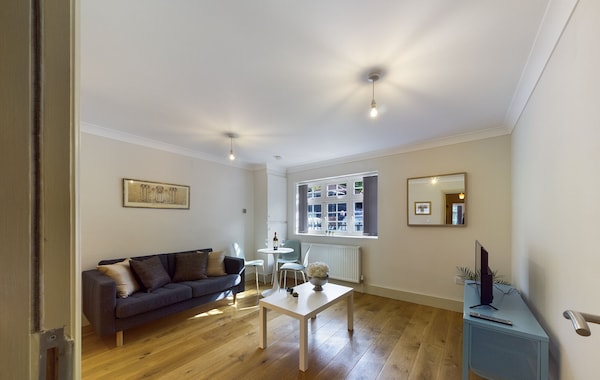 Lovely 2-bed Redhill Town Centre Apartment - レッドヒルズ