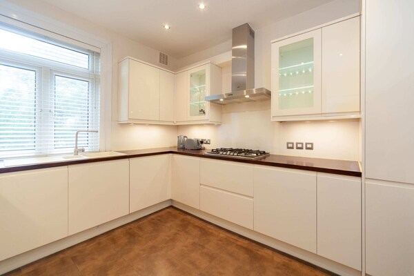 Spacious 2 Bedroom Maisonette In Stratford - Ilford
