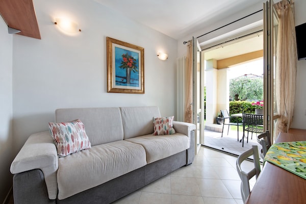 Holiday Apartment 'Katy Lake 1' With Shared Pool, Private Terrace & Wi-fi - Desenzano del Garda