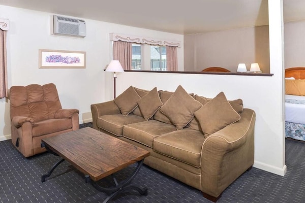 Theaterfest Lodging! 2 Comfortable Units, Pool, Free Parking, Breakfast! - Solvang