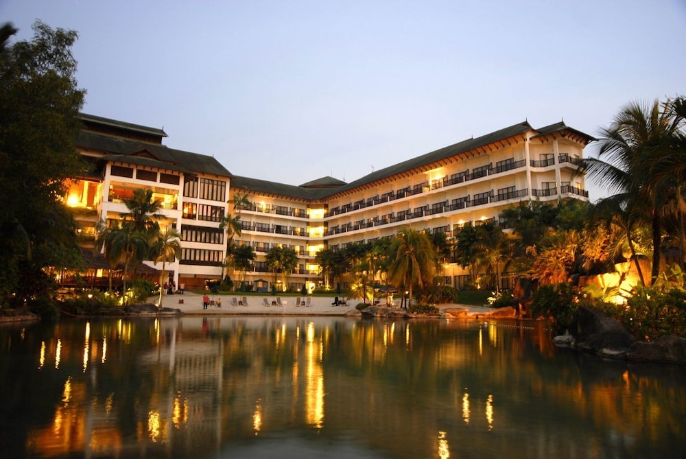 Mines Beach Resort Hotel - Serdang