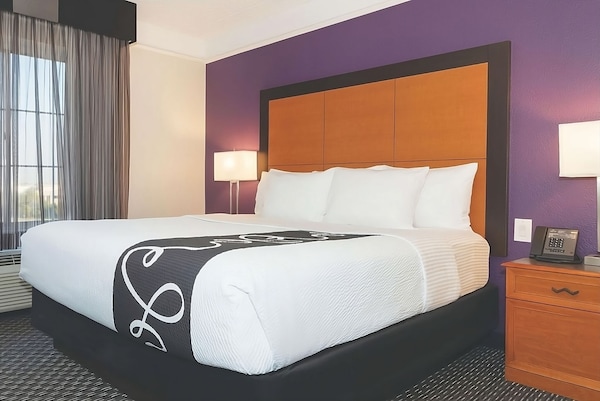 King Bed, Accessible Room At La Quinta Inn & Suites By Wyndham Ontario Airport - Ontario, CA