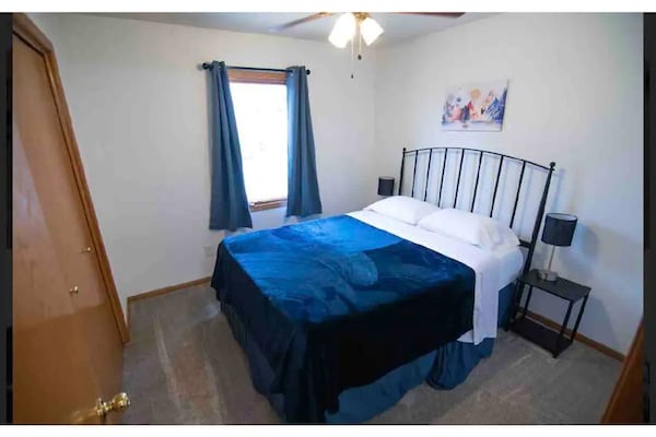 Vibrant 4 Bedroom House 2 King Beds In Ankeny - Adventureland Park, Altoona