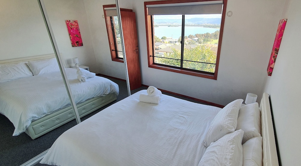 5-bedroom House With Panoramic Lake Views - Dapto
