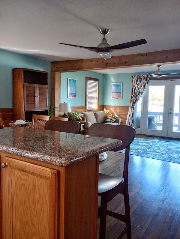 Waterfront Home Sleeps 5, Deck, Hot Tub, Kayaks, Dock, Grill, Firepit, Wifi, A\/c - Toledo, OH