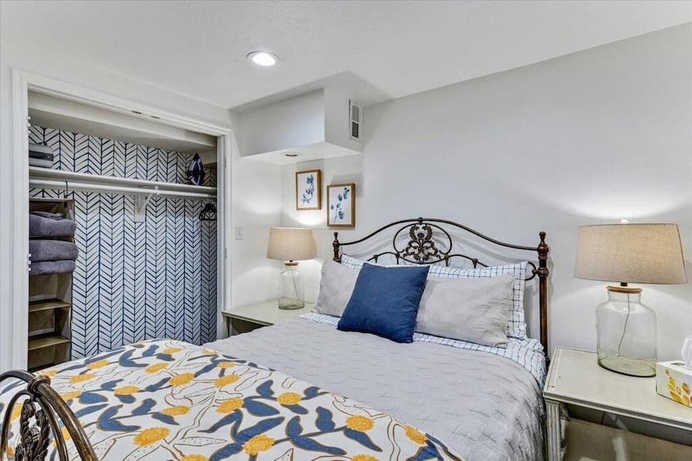Terrific Queen Bedroom With A Waffle Breakfast! - Provo