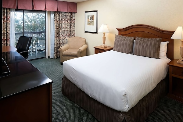 Family Getaway In Red Lion Hotel Redding! Comfy Unit Near Attractions, Pool - 레딩
