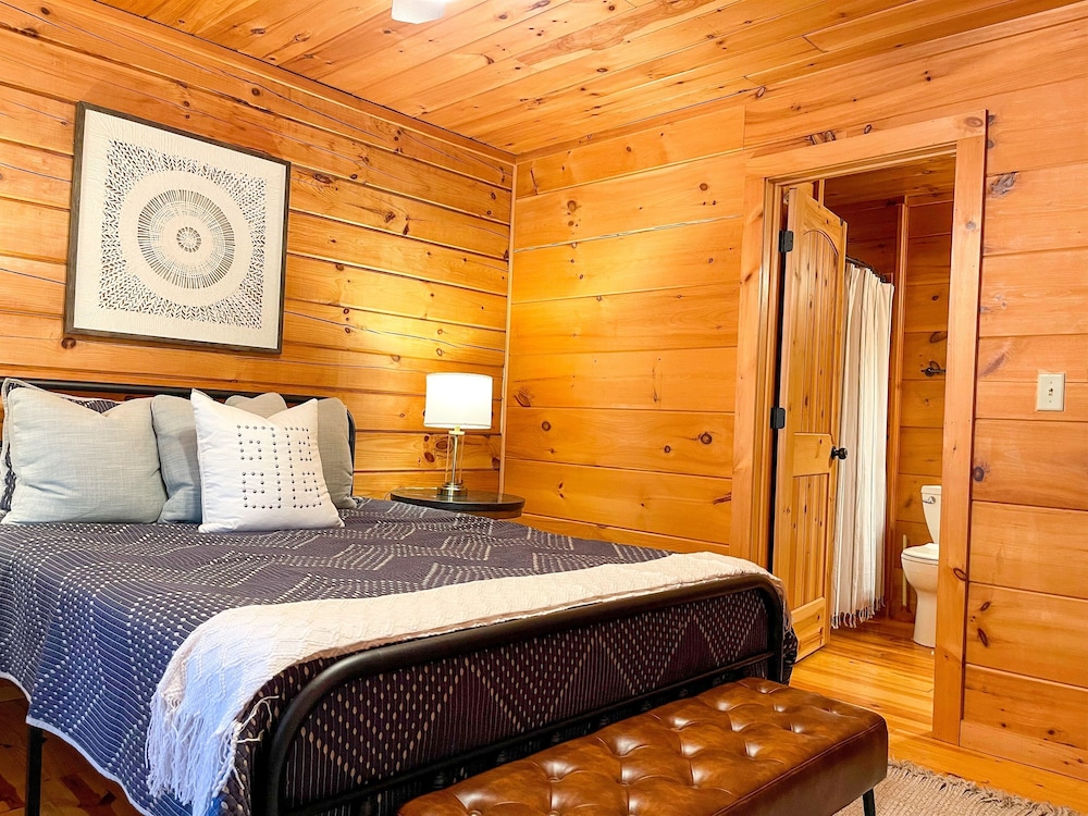 Escape To Rustic Luxury! Modern Log Cabin Th W/ Mountain Views In Heart Of Wj - West Jefferson, NC