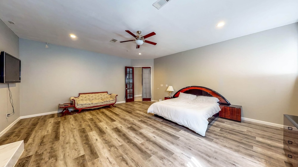 Luxe Home 5 Bedroom Villa - League City, TX