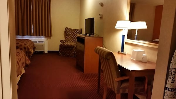 Friends Getaway! 2 Spacious Units, Free Parking, Minutes To Gillette Stadium! - 폭스버러