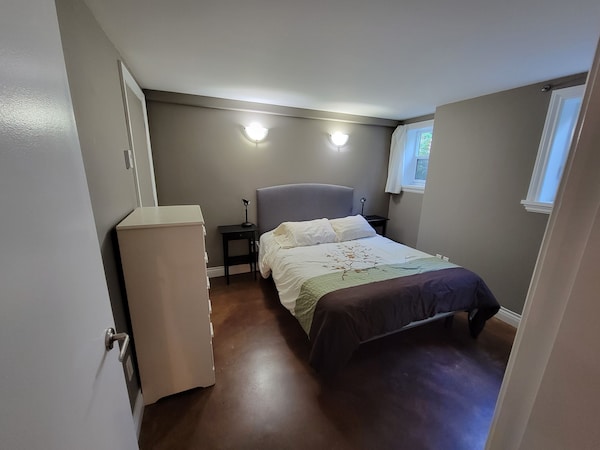 Quiet Character Suite In South Oak Bay Close To The Ocean - オーク・ベイ