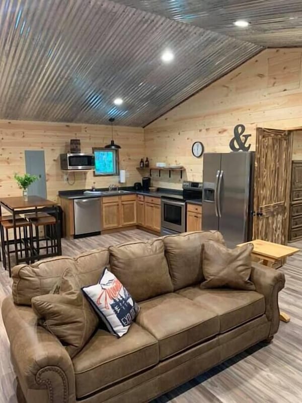 Owls Nest! Conveniently Located Cabin With Hot Tub! - Guntersville Lake