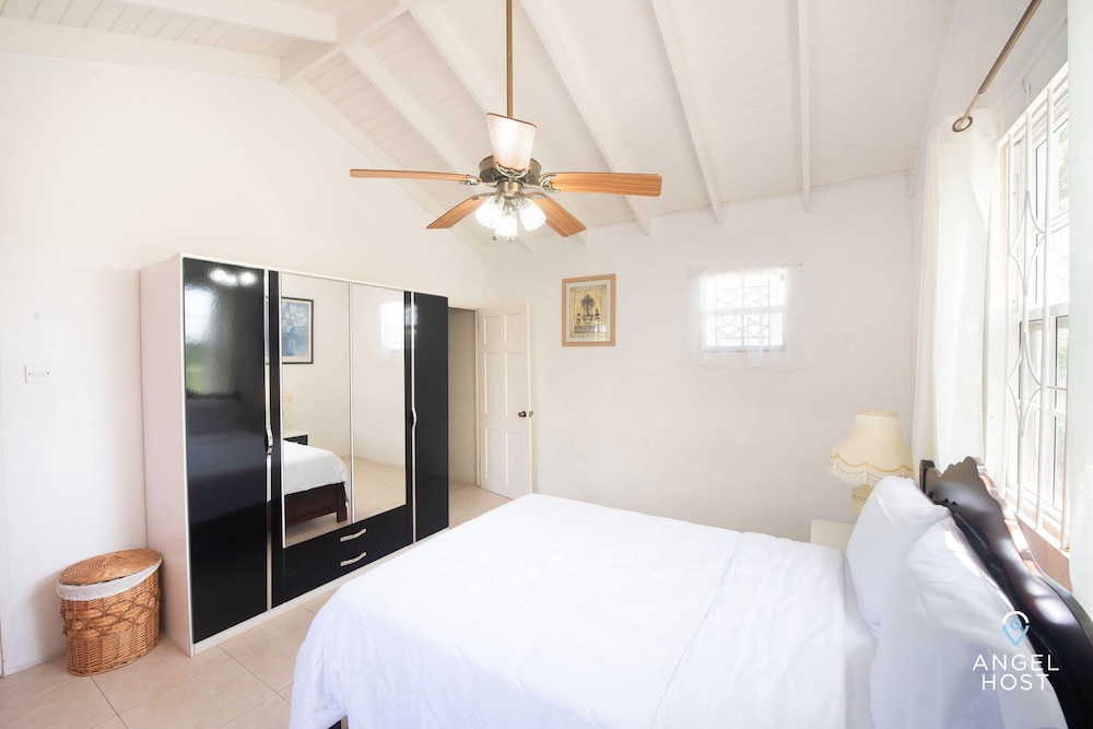 Beachy Cottage|kitchen|wi-fi|shaded Cabana|parking - Barbados