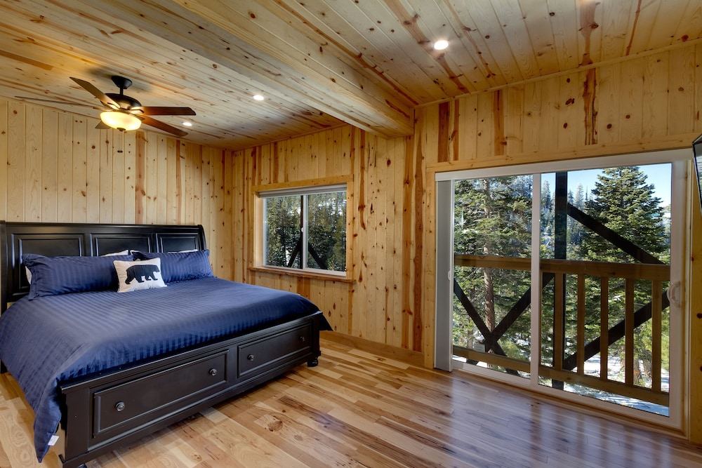 Tall Pine Chalet Lake Mountain Views Close Heavenly Ski Resort, Sleeps 8 - Genoa, NV