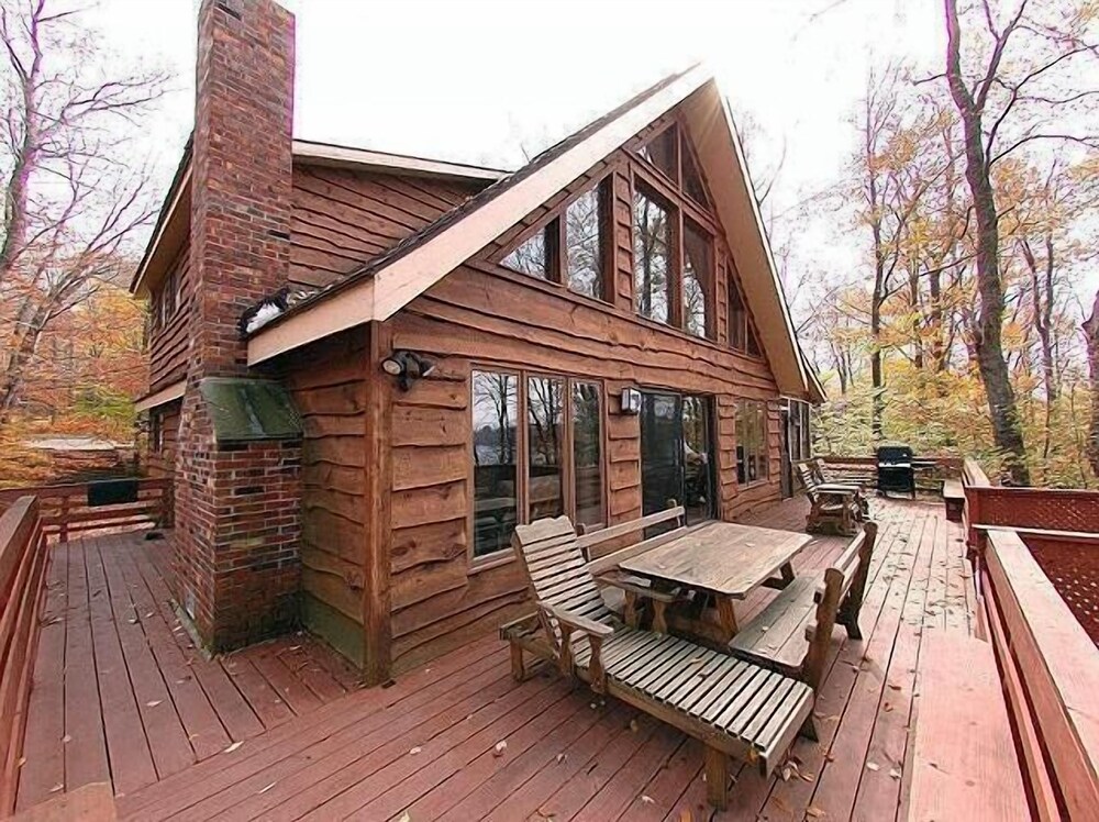 Lakefront Chalet W/ Hottub, Pool Table, Air Hockey, Boats, A/c,  Dock, Fireplace - Moscow, PA