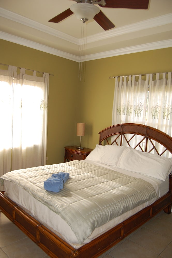Hermosa Villa-casa Del Sol Tobago De Cuatro Dormitorios, Ubicación Ideal - Tobago