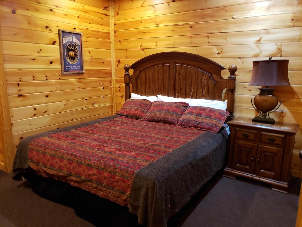 Close To Downtown Cozy Cabin W Scenic Mtn View, Hot Tub, Game Room For 8ppl - Gatlinburg, TN
