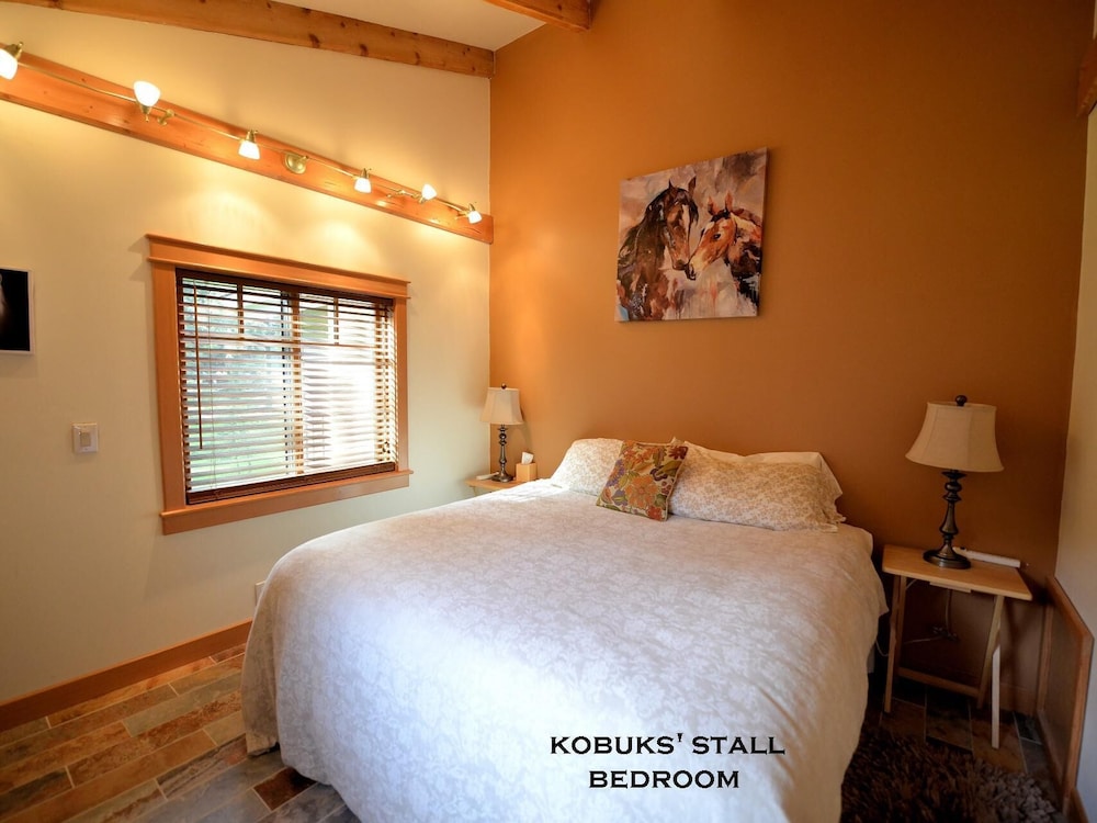 Carriage House - Kobuk's Cozy Timber Frame Cottage - Anchorage, AK