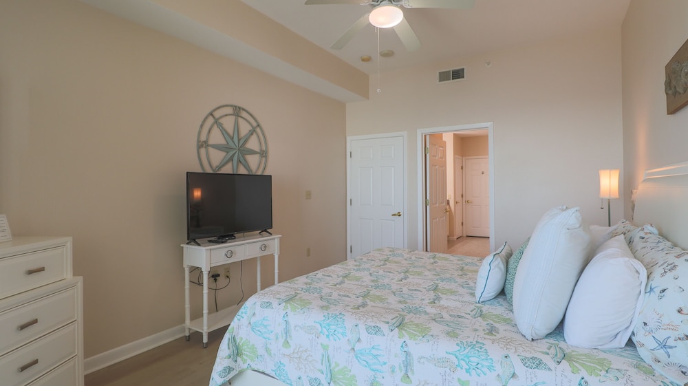 Dreams Are Made Of Sun & Sand! Breathtaking View! And, With Reserved Parking! - Gulfport, MS