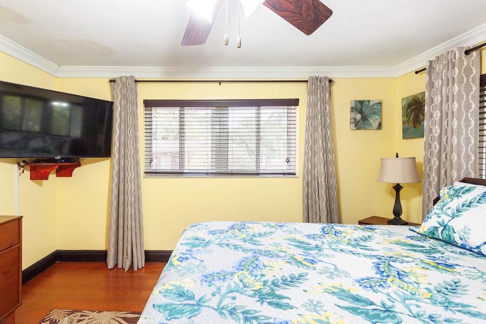 Saffron Cottage Is A Cozy Apt. Attached To Main House W/private Entrance & Deck. - Nassau