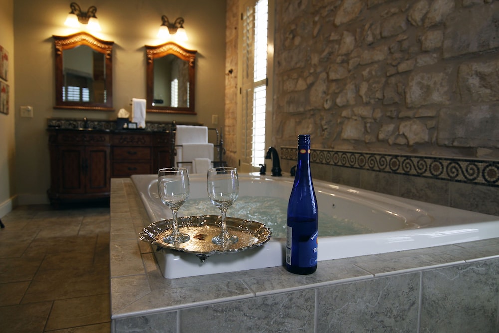 Legacy Suite On Main St In Central Downtown, Jacuzzi Tub, Ask About Wine Tours!! - 프레더릭스버그