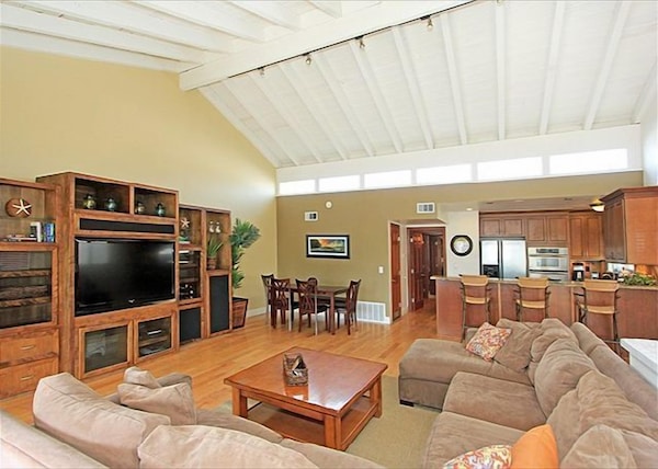 Huge Open Family Room. Close To Sand. Easy Parking! - Fountain Valley, CA