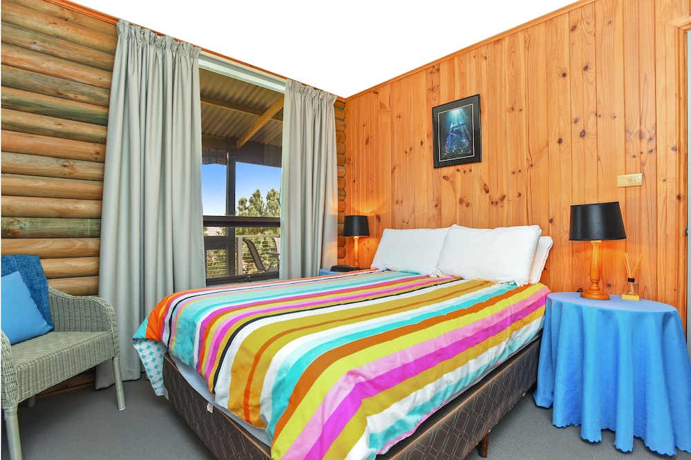 Beach House-5 Minutes To Beach, With Deck Surrounding House, Family Friendly - Normanville
