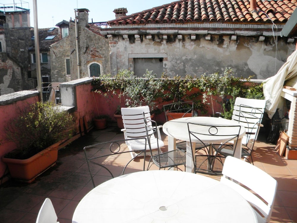 Top Floor With Large Terrace Furnished And Flourished In Venice - Lido
