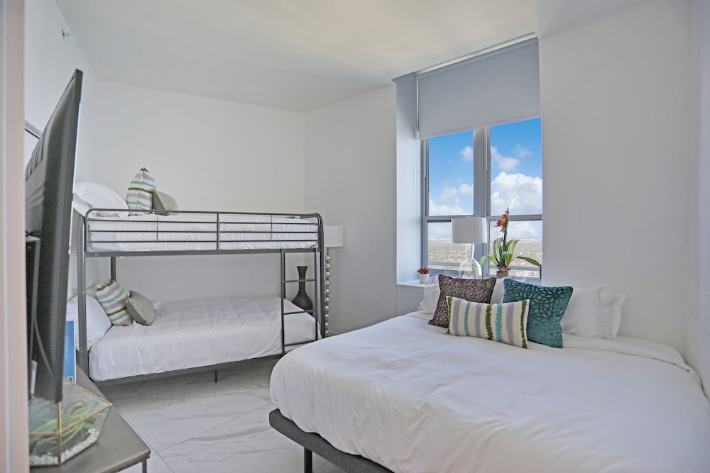 Top Floor Penthouse Direct Oceanfront Views - North Miami Beach