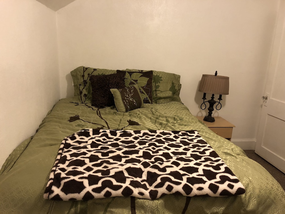Cozy 2 Bedroom Upper- Racine Wi - Racine, WI