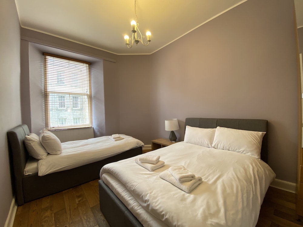 2 Bedroom Royal Mile Apartment - Palace of Holyroodhouse