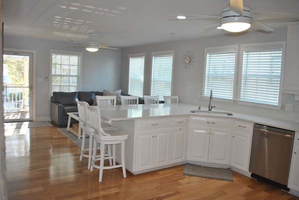 Nestled Between The Beach & Banks Channel- Walk To Pier, Restaurants & Grocery! - Wrightsville Beach, NC