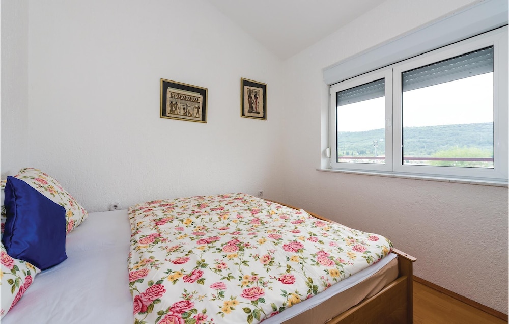 This Bright And Simply Furnished Attic Apartment Is Located Just A Few Meters From The Sea In Villag - Šibenik
