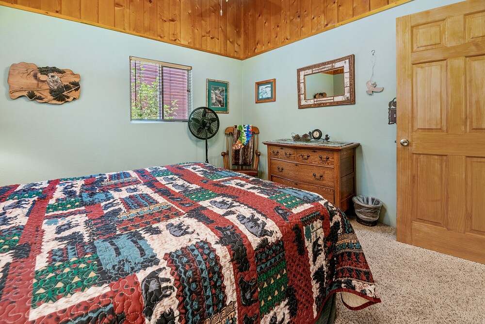 Catalina Retreat -Cozy Mountain Home In A Tree Filled Neighborhood, Plenty Of Games And A Hot Tub! - Big Bear Lake, CA