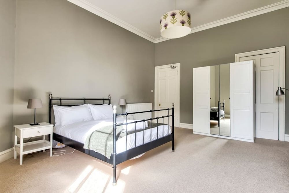 Bright And Spacious 4-bedroom Apart In Stockbridge - Fife