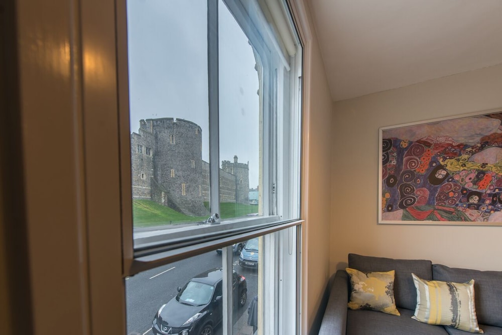 Central Windsor Apartment Facing the Castle - Slough
