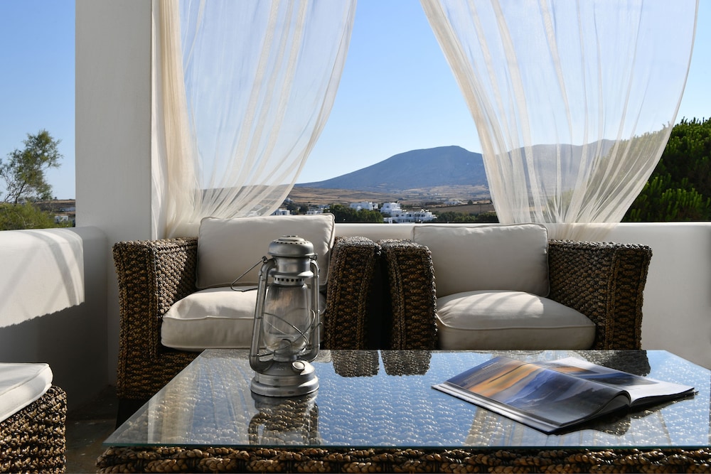 Ifestos Cozy Home With Private Veranda, One Min From Logaras Beach, Paros - Paros
