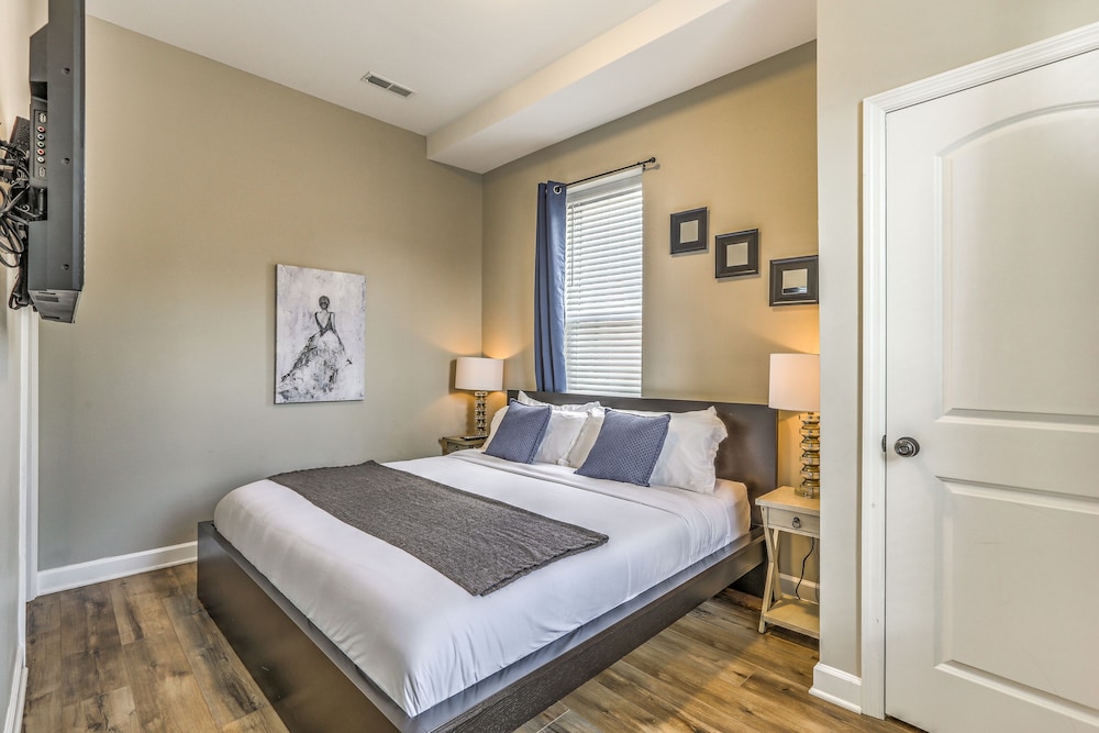 Vibrant Downtown Escape | Right Side | Jz Vacation Rentals - St. Louis, MO